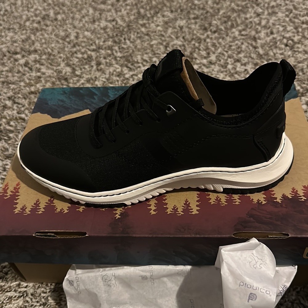 Womens Bionica size 9 black/white sneakers brand new.